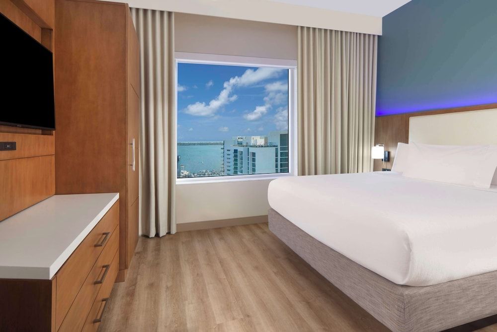 Suite, 1 King Bed, Accessible (Hr Acc Roll-In Shower)