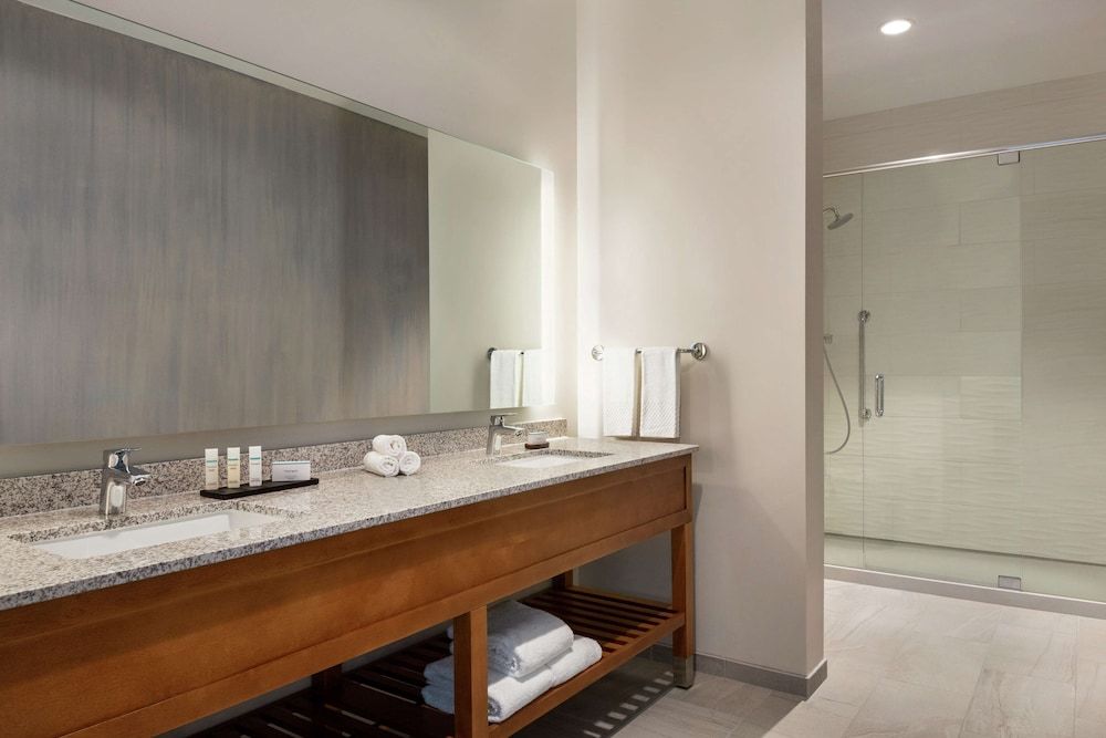 Suite, 1 King Bed, Accessible, Corner (Hearing)