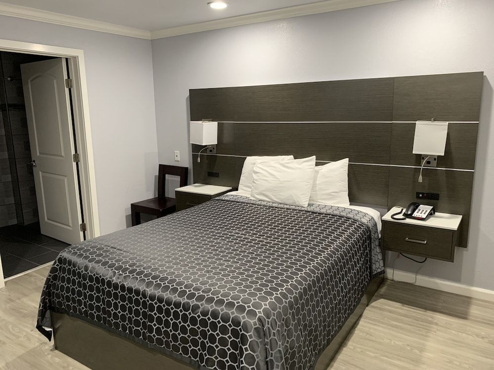 Standard Room, 1 Queen Bed