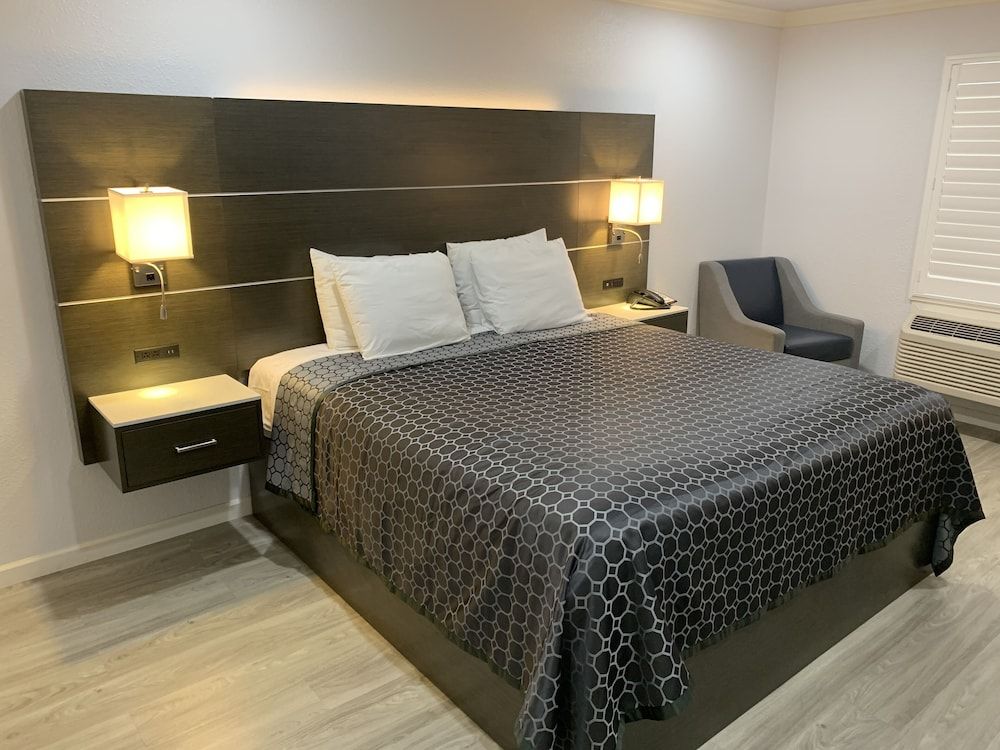 Single Room, 1 King Bed