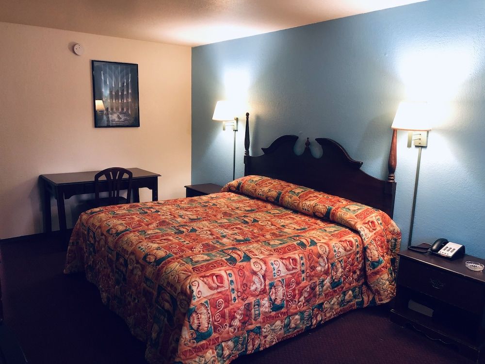 Room, 1 King Bed, Smoking