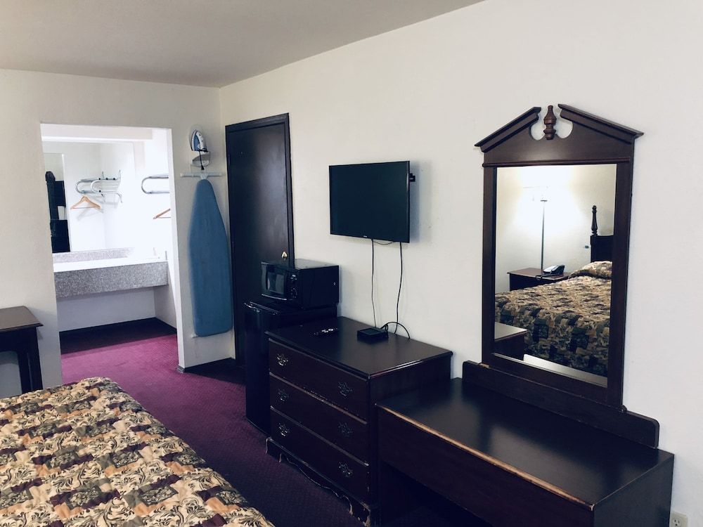 Room, 1 King Bed, Smoking