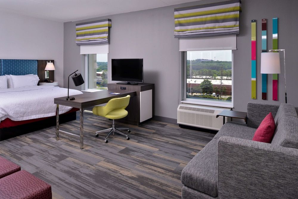Studio, 1 King Bed, Refrigerator & Microwave (Wet Bar)