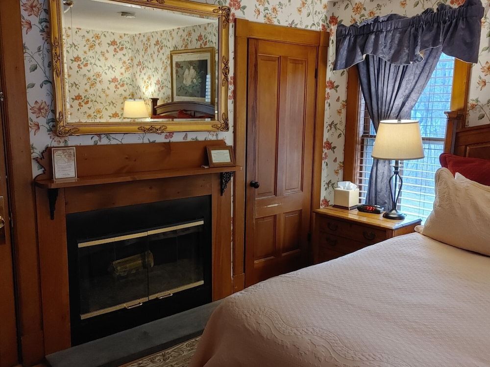 Room, Private Bathroom (Paradise Falls) (Only Kids Ages 12+ and only service animals Allowed)