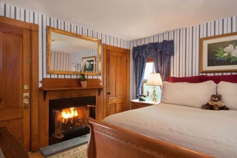 Room, Private Bathroom (Paradise Falls) (Only Kids Ages 12+ and only service animals Allowed)