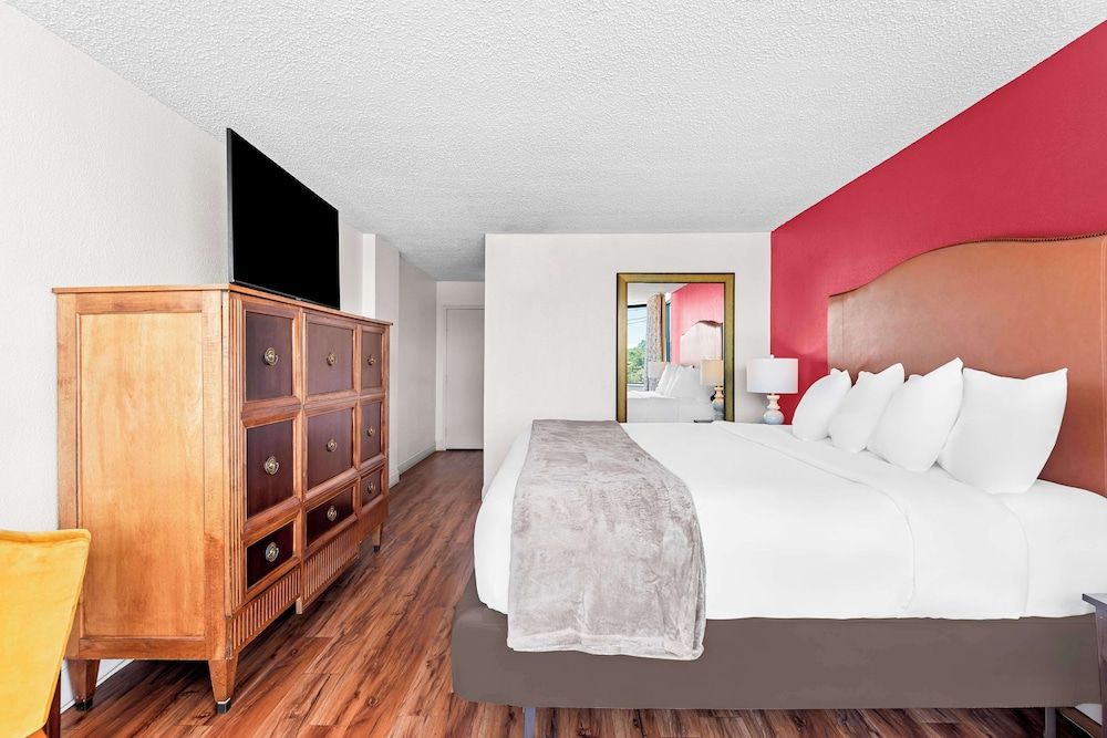 Magnolia Bluffs, BW Signature Collection Standard Room, 1 King Bed, Accessible, Refrigerator & Microwave