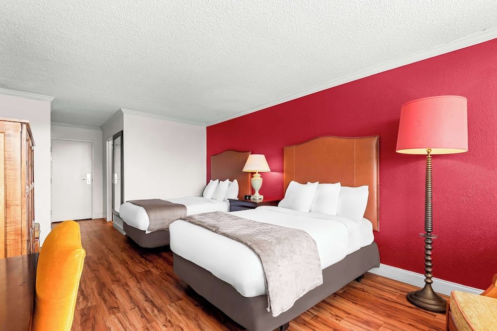 Magnolia Bluffs, BW Signature Collection Standard Room, 2 Double Beds, Non Smoking, Refrigerator & Microwave 3