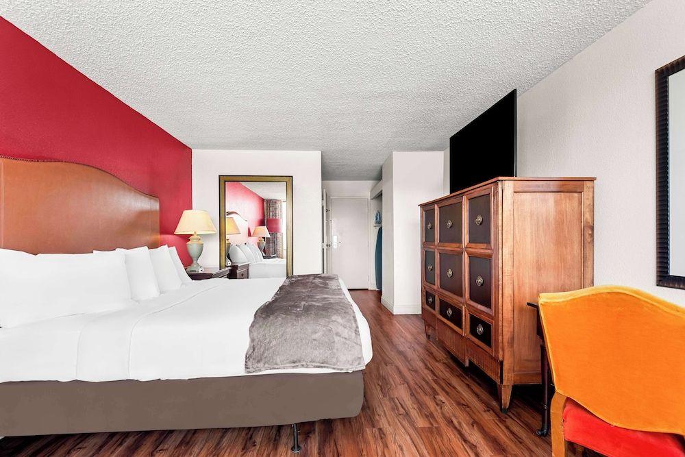 Magnolia Bluffs, BW Signature Collection Standard Room, 1 King Bed, Accessible, Refrigerator & Microwave 4