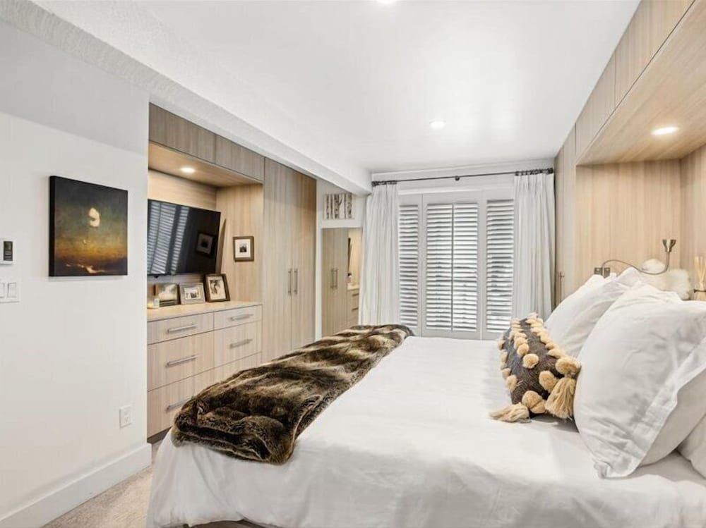 Luxury Condo, 2 Bedrooms, Balcony, River View (CRF 24)