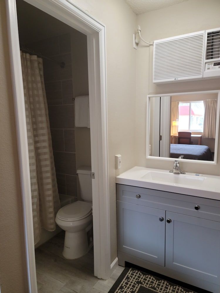 Garden of the Gods Motel Luxury Room, Non Smoking, Mountain View (2 King Beds) 4
