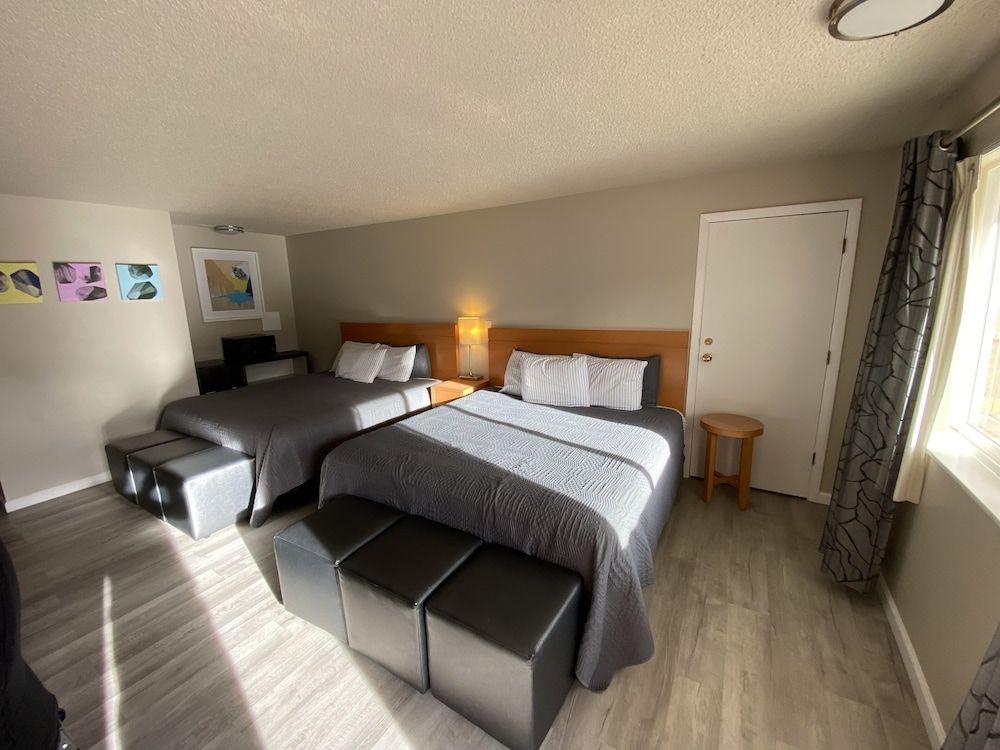 Garden of the Gods Motel Luxury Room, Non Smoking, Mountain View (2 King Beds) 3