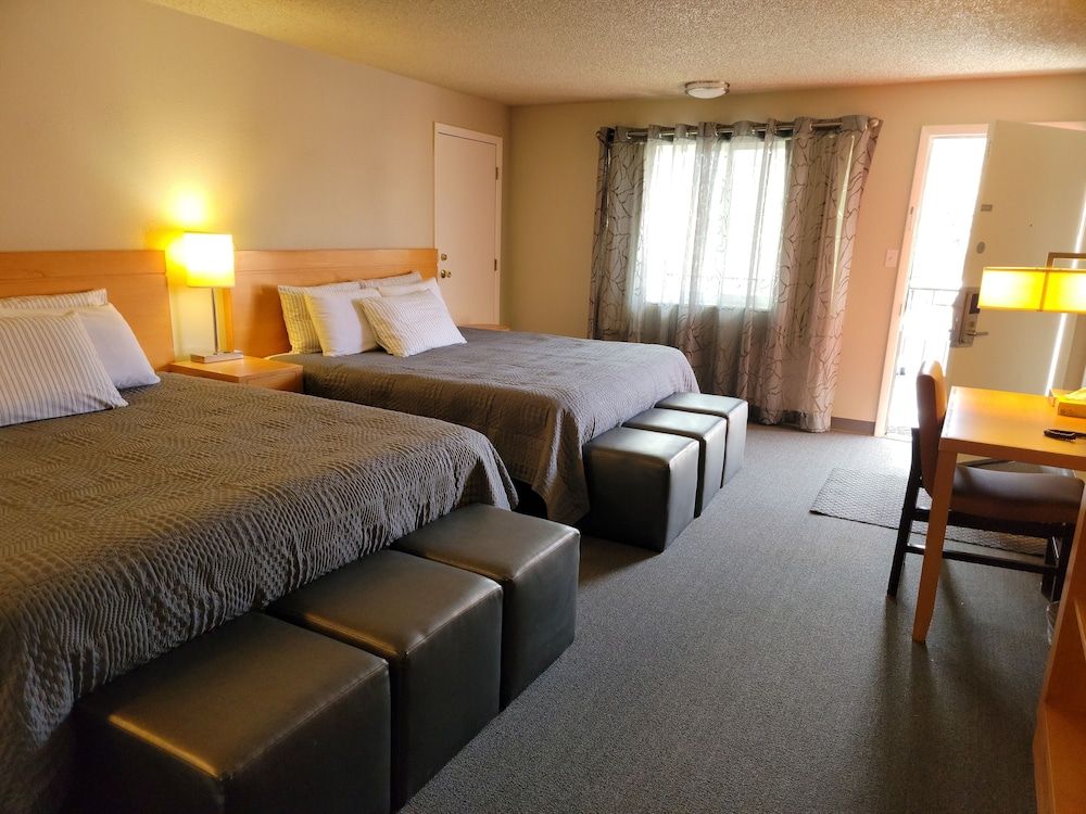Garden of the Gods Motel Luxury Room, Non Smoking, Mountain View (2 King Beds) 2