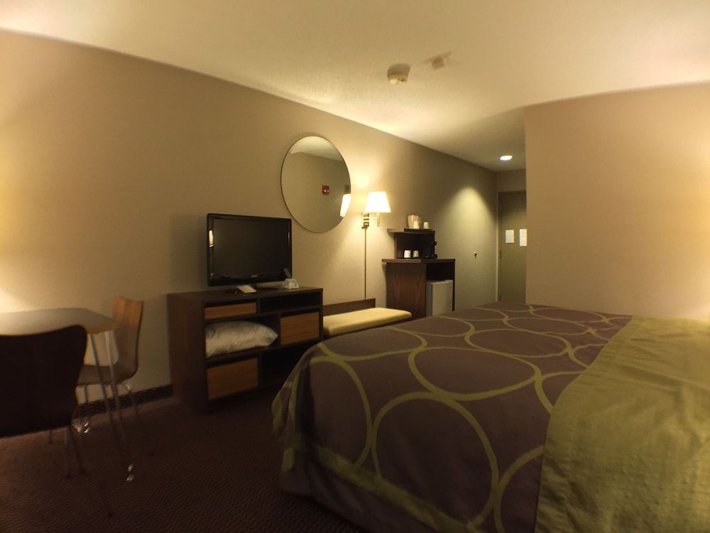 Super 8 by Wyndham Niagara Falls NY Room, 1 King Bed, Accessible, Non Smoking (Mobility/Hearing, Tub w/ Grab Bars) 9