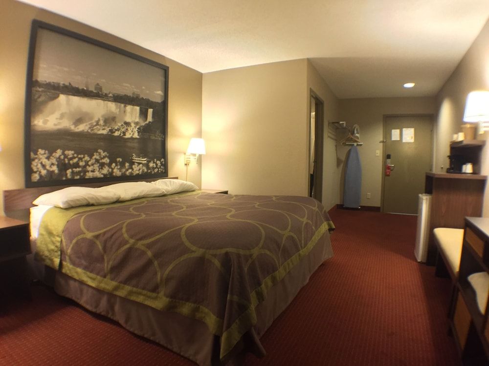 Super 8 by Wyndham Niagara Falls NY Room, 1 King Bed, Accessible, Non Smoking (Mobility/Hearing, Tub w/ Grab Bars)