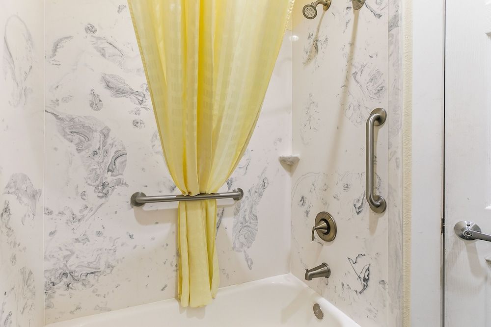 Lighthouse Inn Standard King Room 6