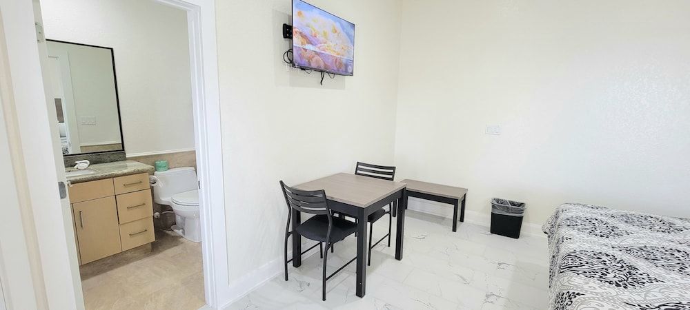 Lighthouse Inn Luxury King Room 6