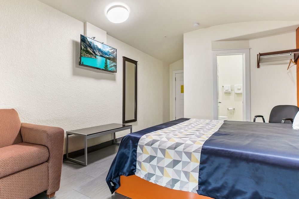 Lighthouse Inn Standard King Room 3