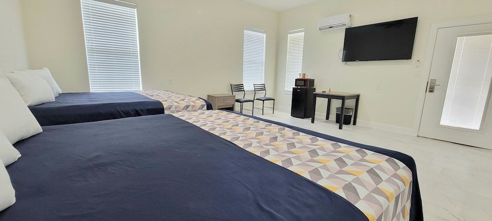 Lighthouse Inn Luxury Double King Family Room 3