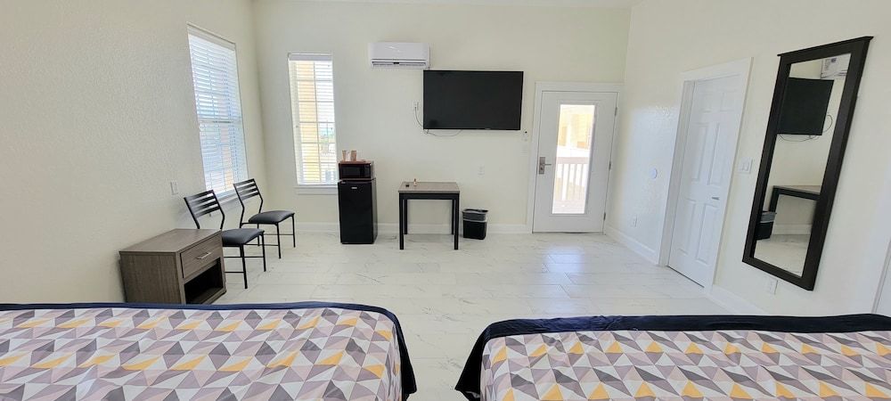 Lighthouse Inn Luxury Double King Family Room 7