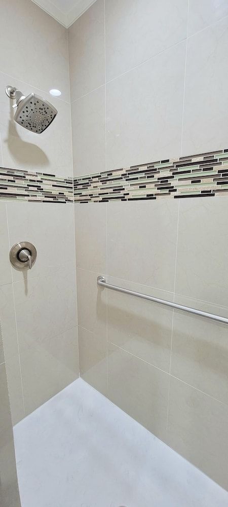 Lighthouse Inn Luxury Double King Family Room 6