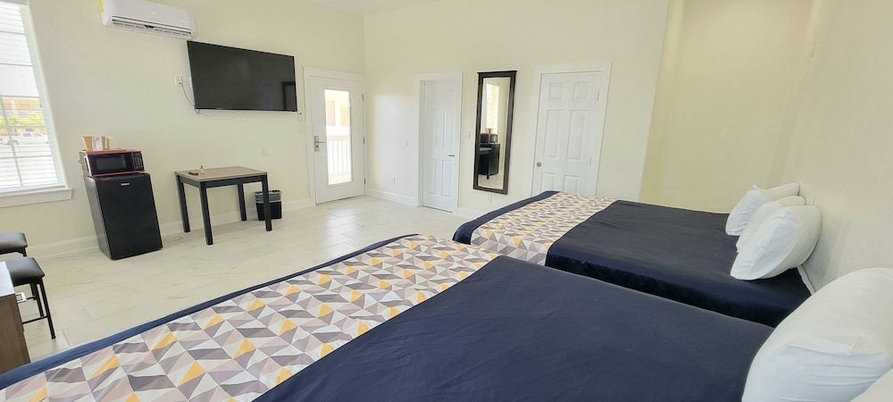 Lighthouse Inn Luxury Double King Family Room 2