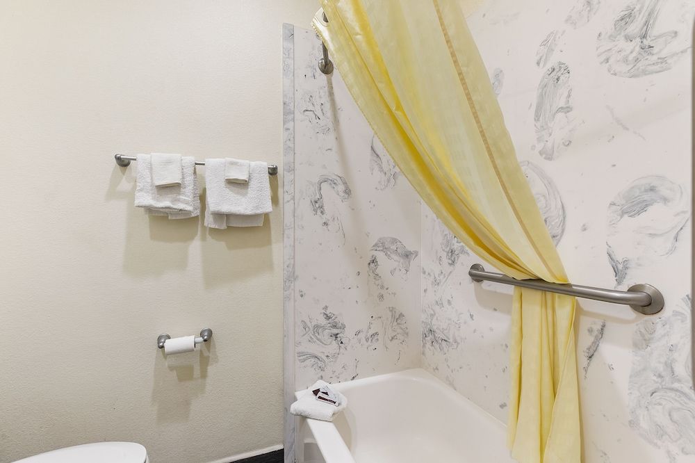 Lighthouse Inn Standard King Room 7