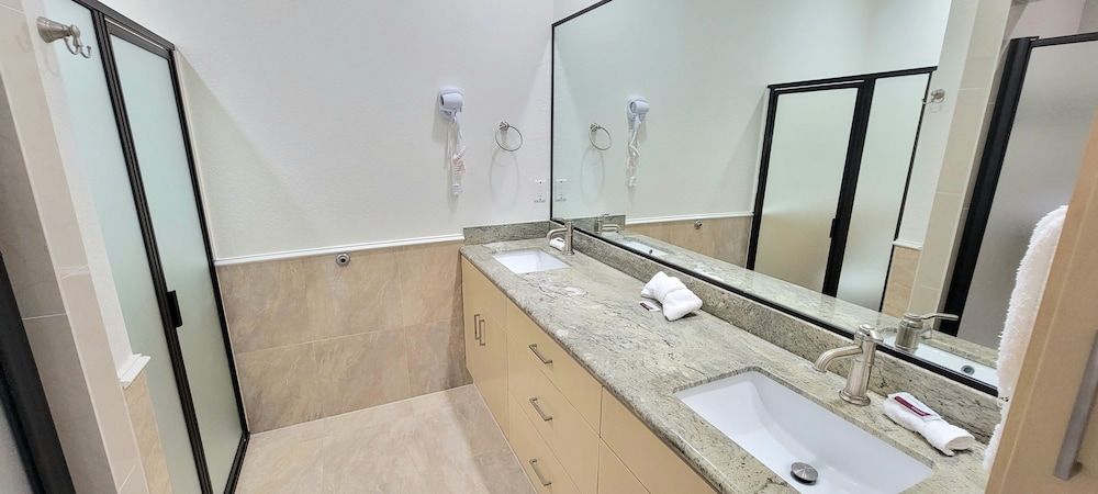 Lighthouse Inn Luxury Double King Family Room 4