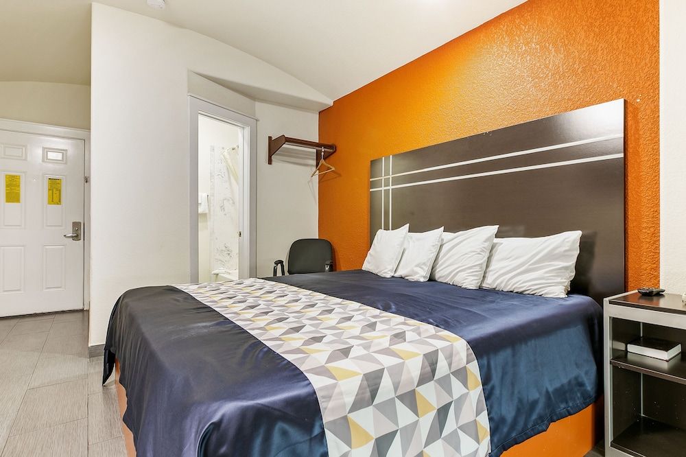 Lighthouse Inn Standard King Room 2