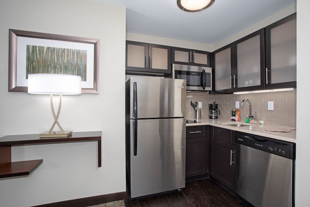 Studio Suite, 1 Queen Bed, Kitchen