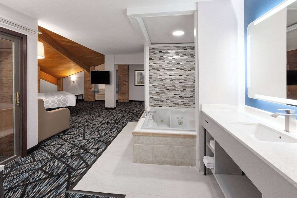 Room, 1 King Bed, Non Smoking, Jetted Tub