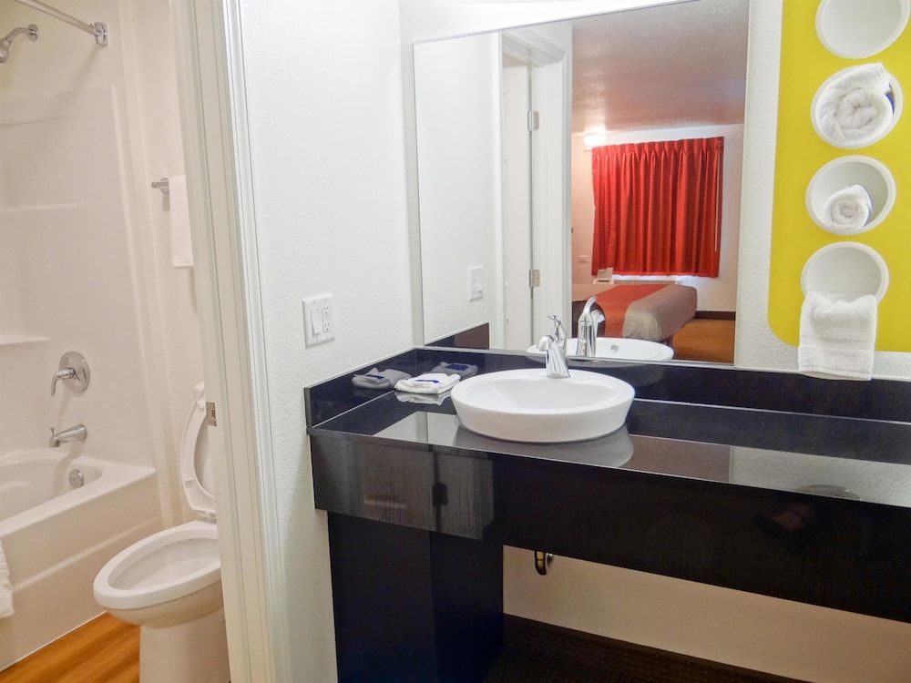 Motel 6 Erie, PA Standard Room, 2 Double Beds, Non Smoking 9