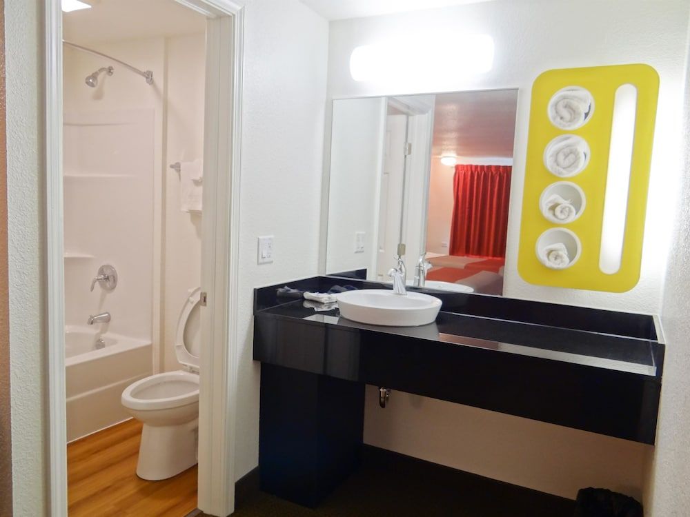 Motel 6 Erie, PA Standard Room, 2 Double Beds, Non Smoking 10