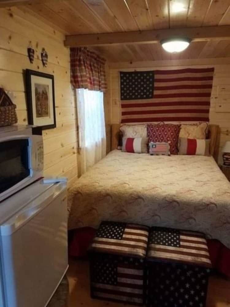 Classic Cabin, 1 Bedroom, Refrigerator & Microwave, River View