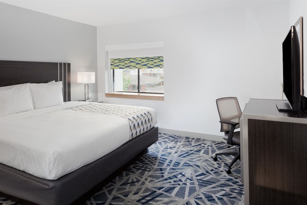 Suite, 1 King Bed, Non Smoking, Microwave