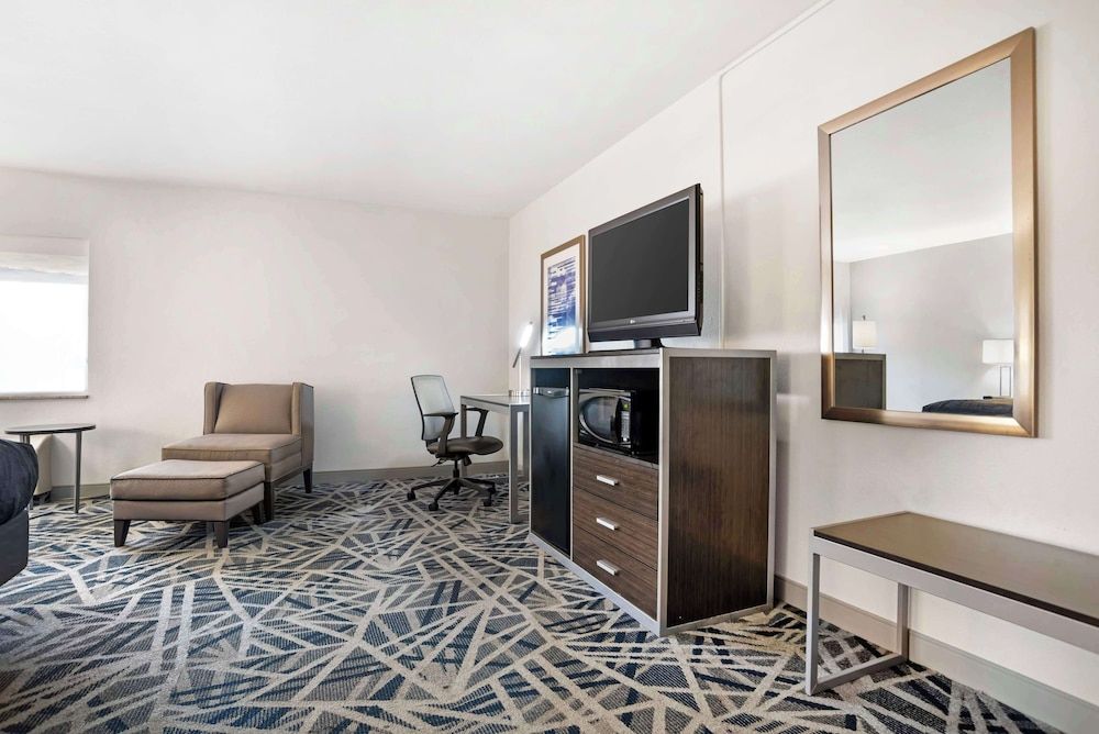 Executive Room, 1 King Bed, Non Smoking, Refrigerator & Microwave (Larger Room)