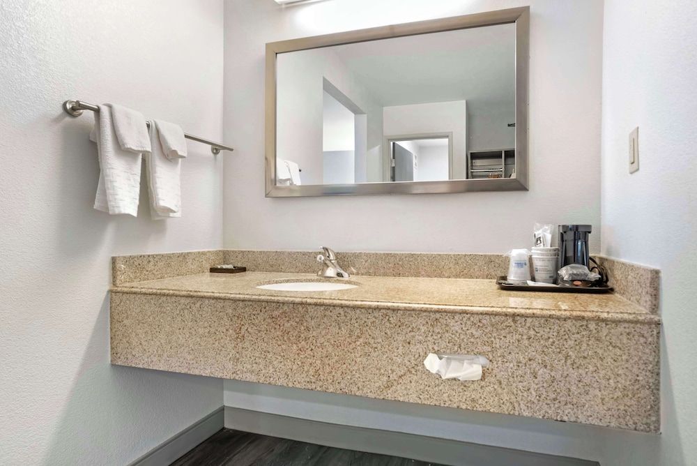 Suite, 1 King Bed, Non Smoking, Microwave