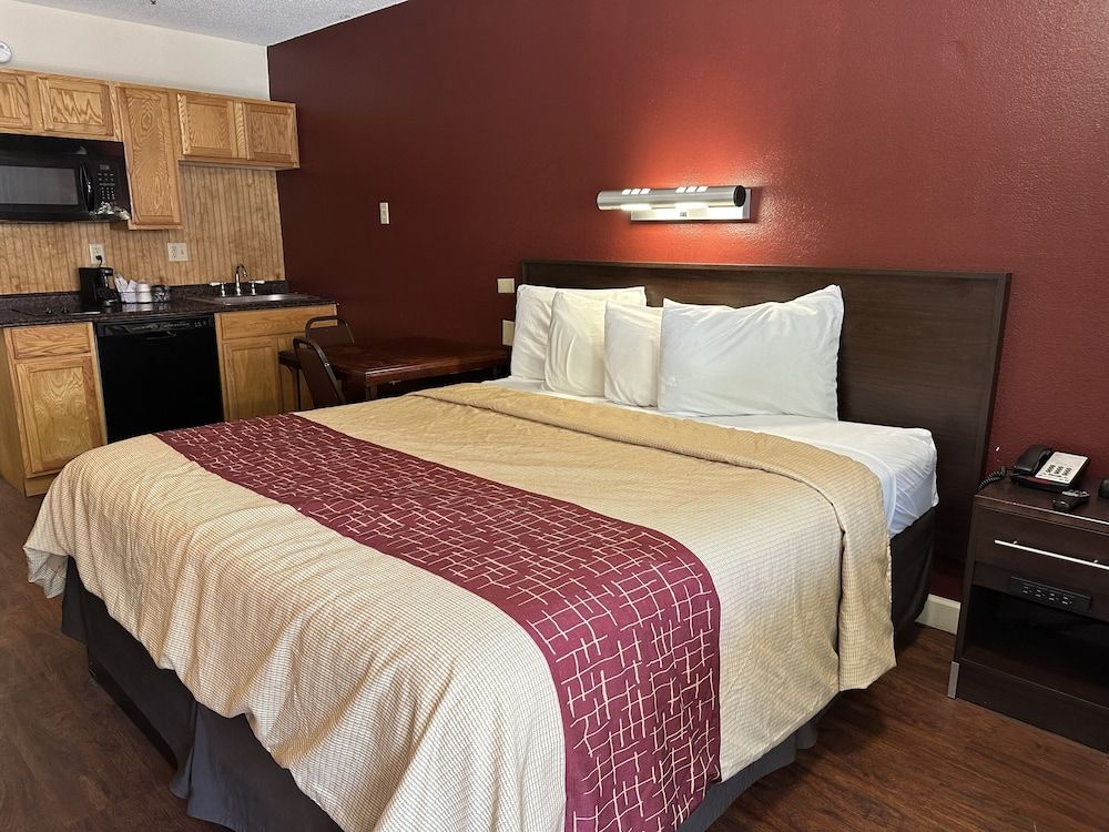 Red Roof Inn Parkersburg Superior Room, 1 King Bed, Non Smoking, Kitchenette