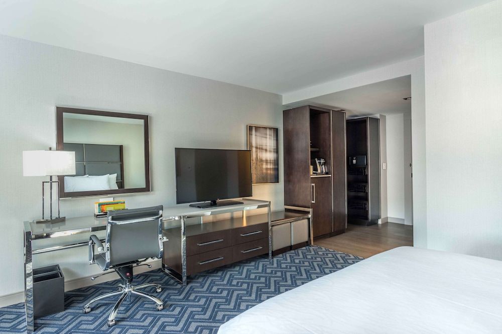 Room, 1 King Bed (Drinks & Snacks)