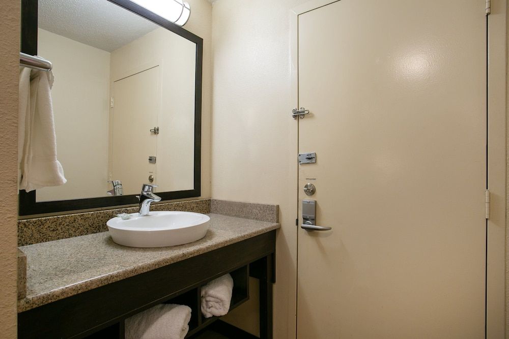 Red Roof Inn Hershey Deluxe Room, 2 Queen Beds (Smoke Free) 10