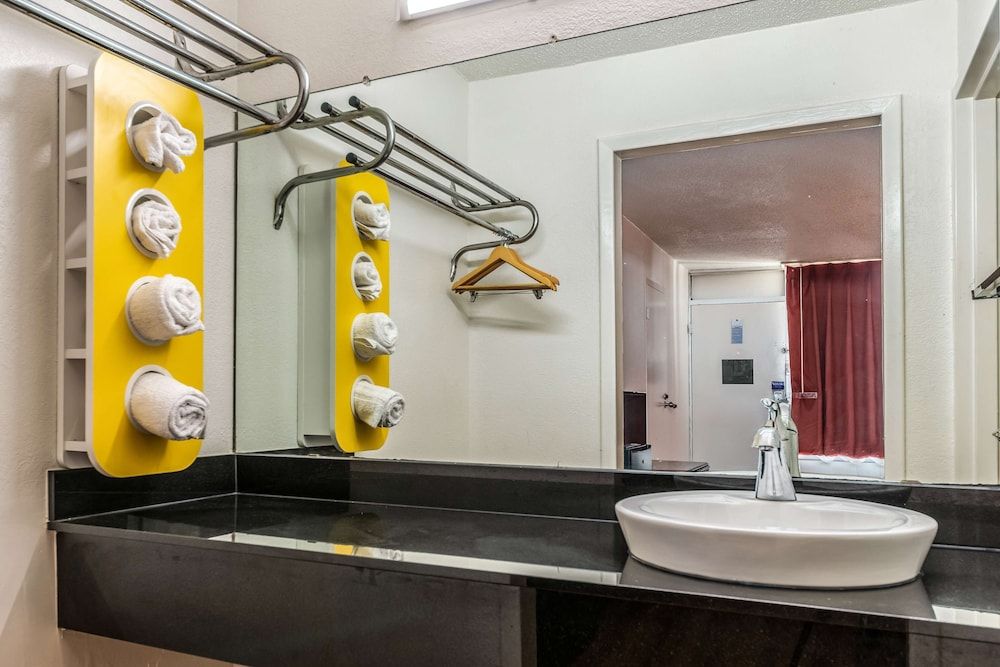 Motel 6 Natchitoches, LA Standard Room, 1 King Bed, Non Smoking 7