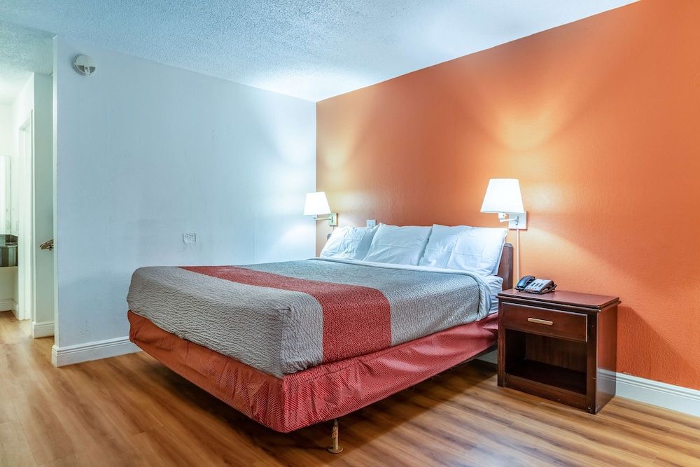 Motel 6 Natchitoches, LA Standard Room, 1 King Bed, Non Smoking 4