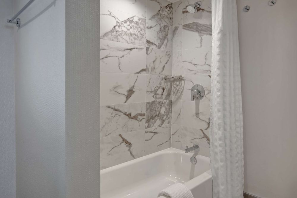 Suite, 1 King Bed, Accessible, Balcony
