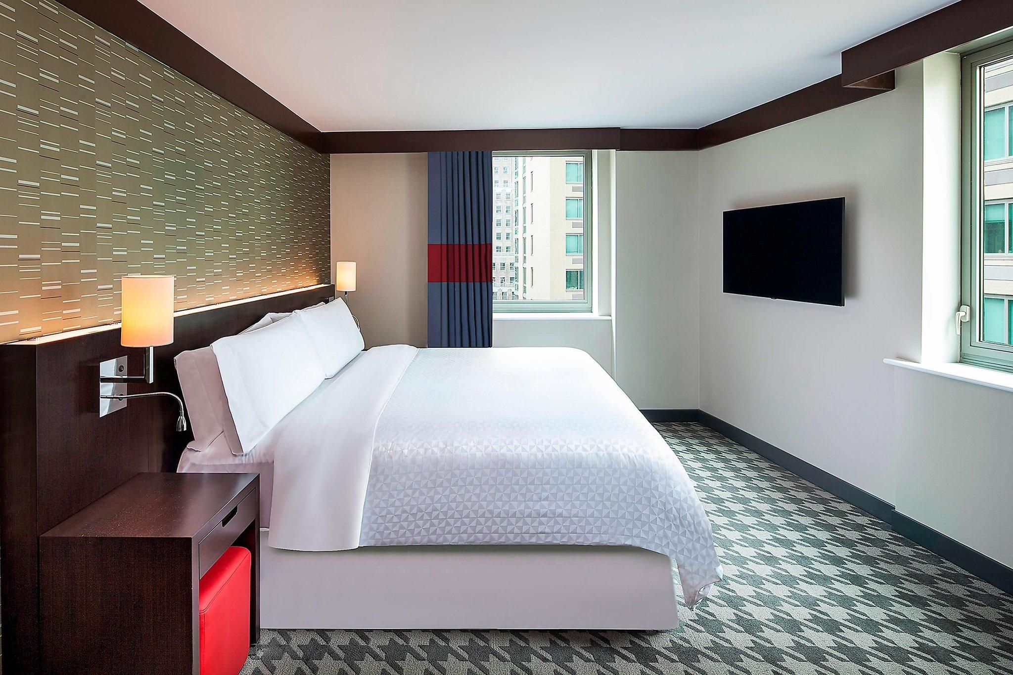 Guest room, 1 King, Corner room