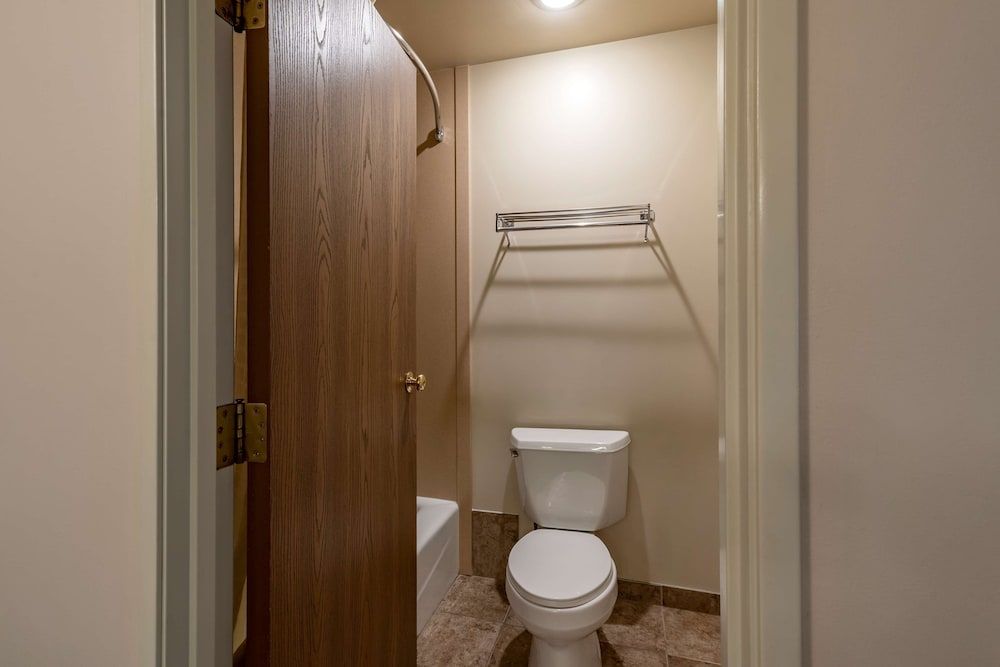 Best Western Desert Inn Standard Room, 2 Queen Beds, Non Smoking, Microwave 5