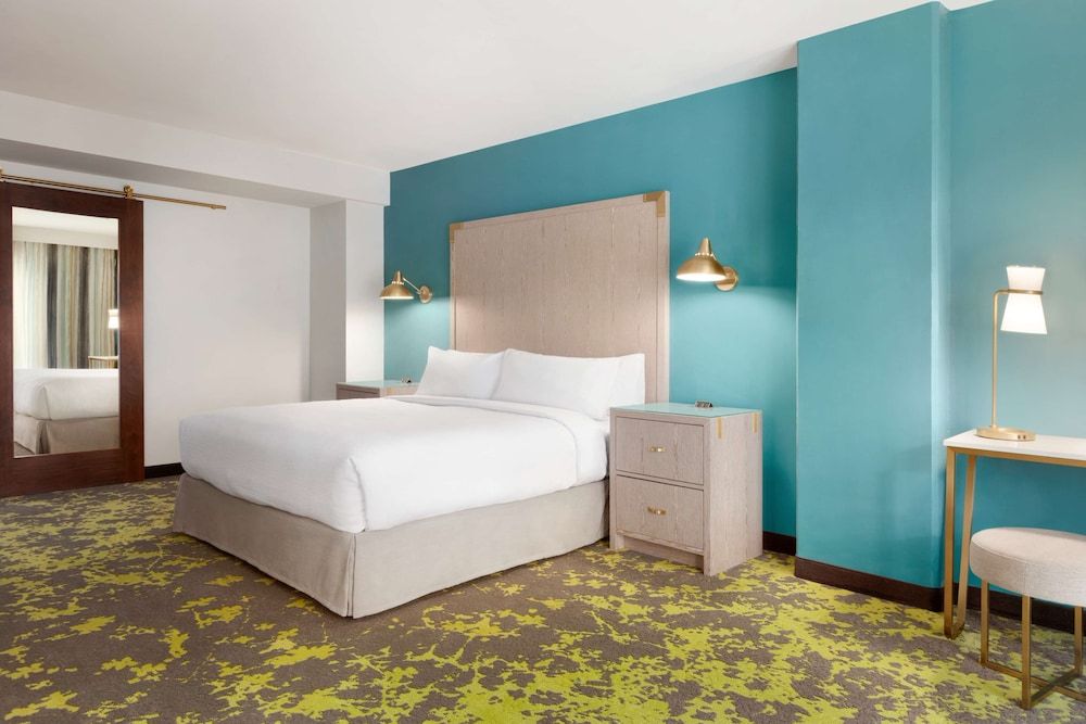 Suite, 1 King Bed, Accessible (Hearing)