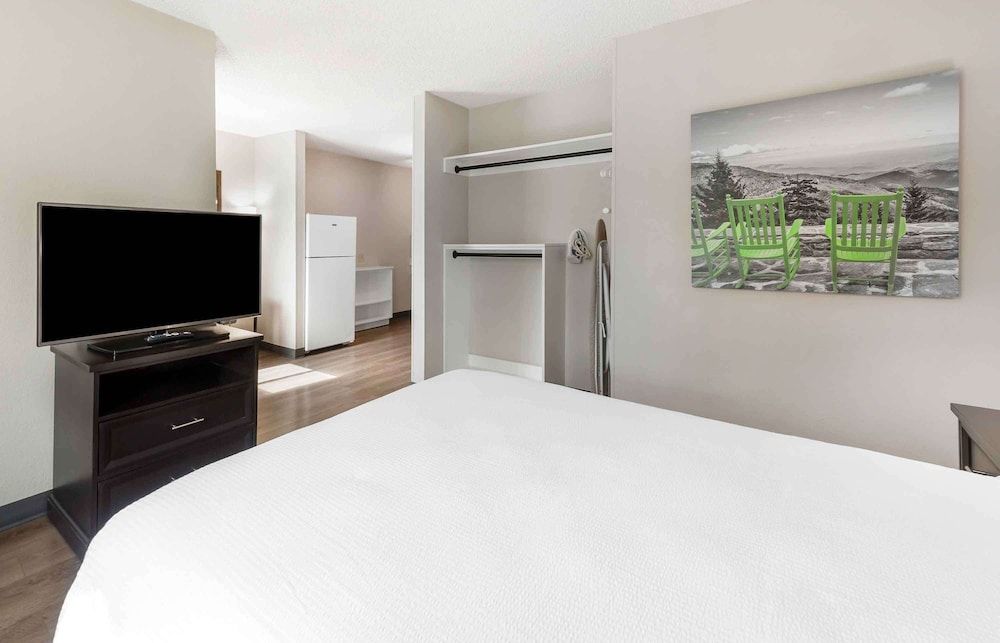 Extended Stay America Premier Suites - Miami - Airport - Miami Springs Deluxe Studio, 1 Queen Bed with Sofa bed, Non Smoking 3