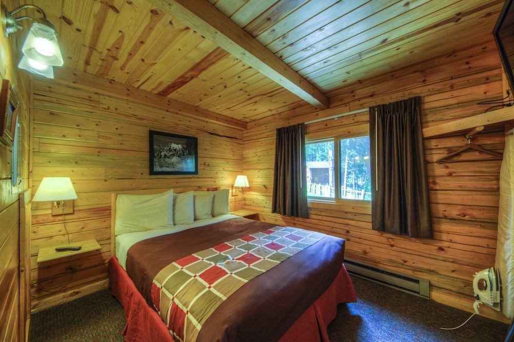 #53 Deluxe Family Cabin
