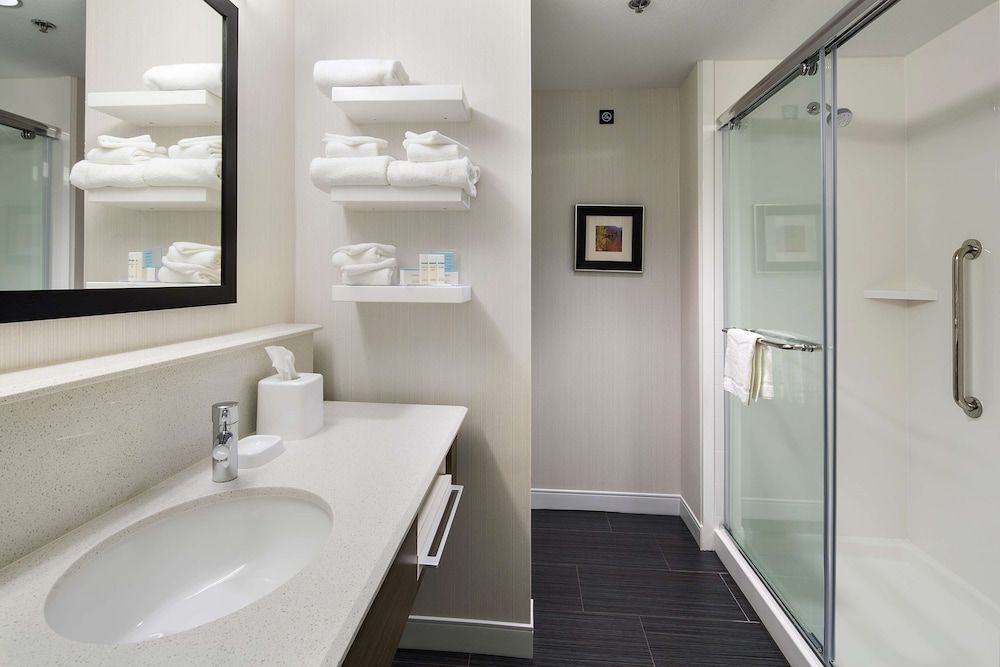 Hampton Inn & Suites Page - Lake Powell Room, 1 King Bed, Hearing Accessible, Non Smoking 2