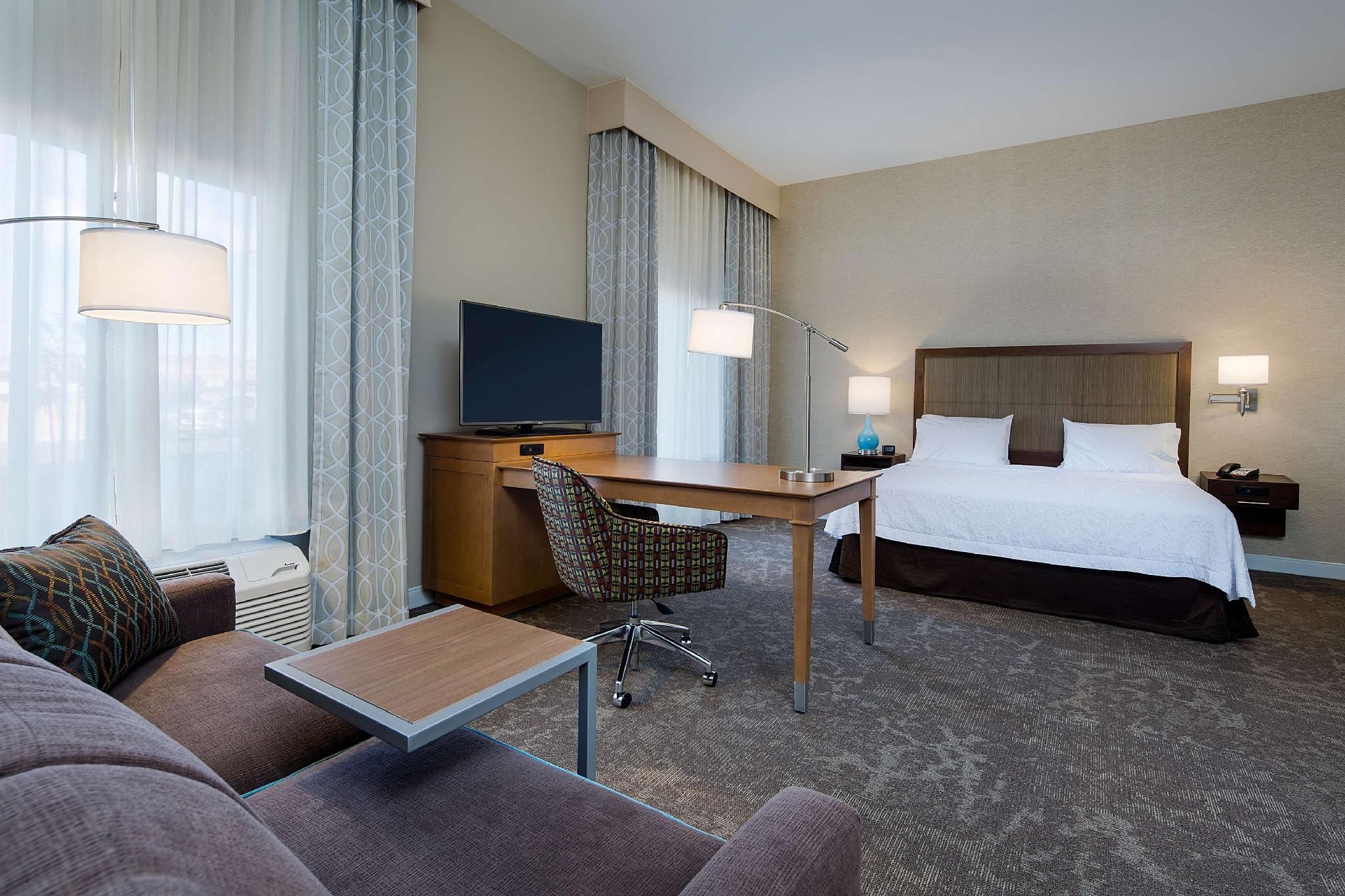 1 KING BALCONY HEARING STUDIO W/SOFABED NS