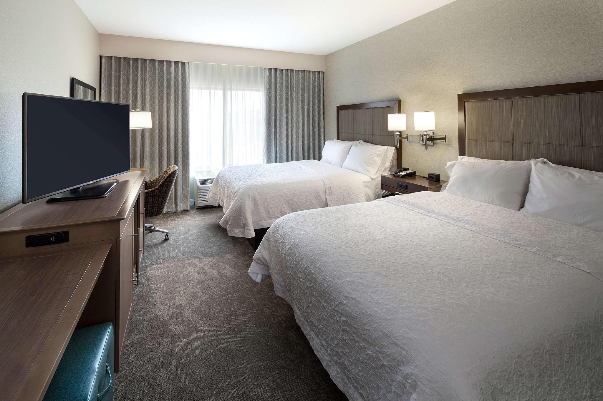 2 Queens Mobility Access W/tub Nonsmoking